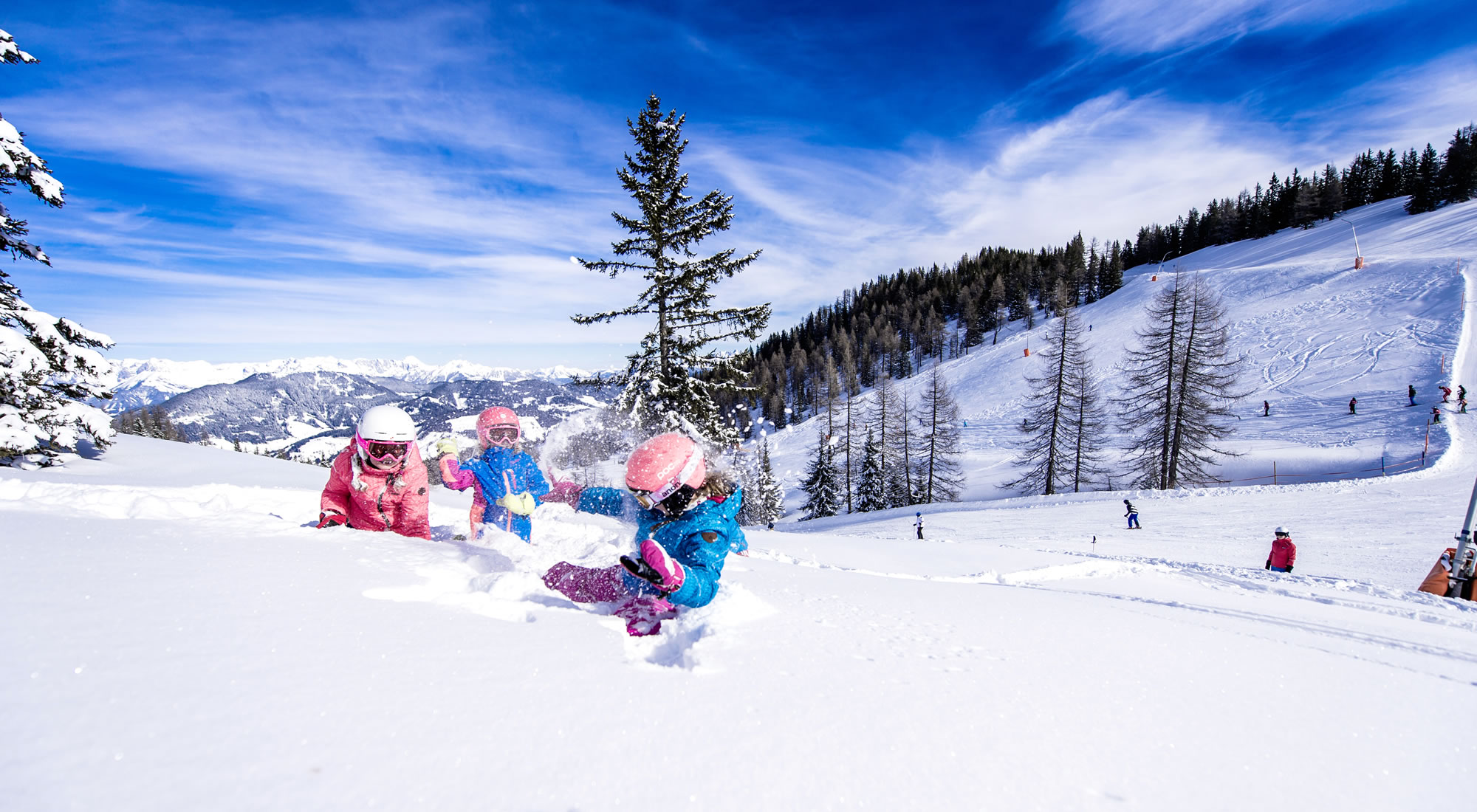 Kinder spielen im Schnee an der Piste © Ski amade