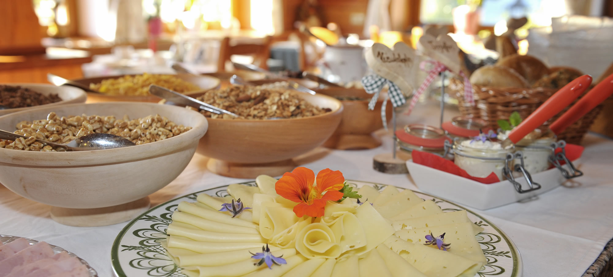 Frühstück mit hauseigenen Bio-Produkten am Feichtlhof